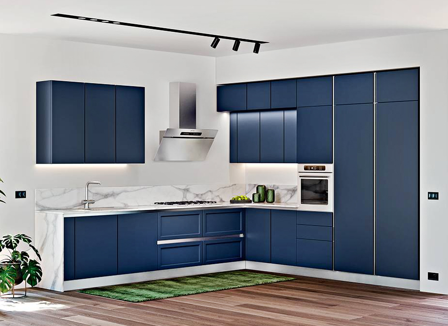 La cucina componibile Giarnì di Ricci Casa veste l'angolo con le basi, le colonne e i pensili nella intensa finitura blu opaco. La parete bianca su cui è posizionata mette in risalto la colorazione e dà vita ad un raffinato effetto optical. La composizione lineare d'esempio da 360 cm, prezzo 5.641 euro. https://www.riccicasa.it