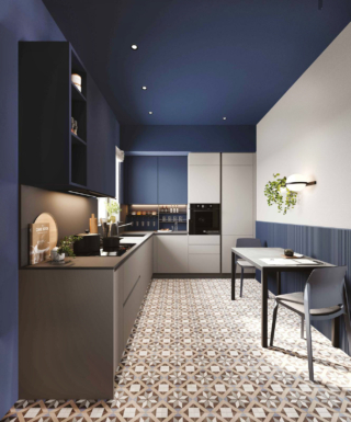 I pensili della cucina ad angolo Pratica 2519 di La Casa Moderna sono realizzati in laccato opaco in un'intensa sfumatura di blu. Le ante delle basi e delle colonne in nobilitato chiaro. Prezzo a partire da 7.530 euro (con kit elettrodomestici, cappa, lavello e miscelatore; esclusi luci e accessori). https://lacasamoderna.com I pensili della cucina ad angolo Pratica 2519 di La Casa Moderna sono realizzati in laccato opaco in un'intensa sfumatura di blu. Le ante delle basi e delle colonne in nobilitato chiaro. Prezzo a partire da 7.530 euro (con kit elettrodomestici, cappa, lavello e miscelatore; esclusi luci e accessori). https://lacasamoderna.com