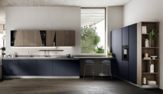 Blu scuro per le ante delle basi e delle colonne della cucina angolare Regola di Scavolini, realizzate in decorativo Ink Blue. I pensili orizzontali con le ante inclinate in decorativo Rovere Gessato si alternano con i pensili a giorno in metallo nella finitura Antracite. Il piano è realizzato in gres Abitum Pietra Grigia. Prezzo su richiesta. https://www.scavolini.com Blu scuro per le ante delle basi e delle colonne della cucina angolare Regola di Scavolini, realizzate in decorativo Ink Blue. I pensili orizzontali con le ante inclinate in decorativo Rovere Gessato si alternano con i pensili a giorno in metallo nella finitura Antracite. Il piano è realizzato in gres Abitum Pietra Grigia. Prezzo su richiesta. https://www.scavolini.com