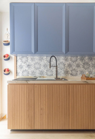 La cucina a L Smartkitchen E/.r Roble Puro di Porcelanosa è “illuminata” dai pensili verticali con le ante modanate laccate opaco in una raffinata sfumatura di blu chiaro. Le basi sono realizzate in rovere massello con una particolare finitura scanalata. Prezzo su richiesta. https://www.porcelanosa.com La cucina a L Smartkitchen E/.r Roble Puro di Porcelanosa è “illuminata” dai pensili verticali con le ante modanate laccate opaco in una raffinata sfumatura di blu chiaro. Le basi sono realizzate in rovere massello con una particolare finitura scanalata. Prezzo su richiesta. https://www.porcelanosa.com