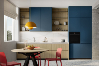 Effetto bicolore per le ante con presa integrata della cucina lineare Wega di Arredo3: laccato opaco blu Cipro, setoso e piacevole al tatto, per le colonne e i pensili e laminato rovere canapa per le basi e lo schienale Sintesi. Il piano di lavoro è realizzato in lastre ceramiche di Abitum Lincoln Oro Lucido. Prezzo su richiesta. https://www.arredo3.it Effetto bicolore per le ante con presa integrata della cucina lineare Wega di Arredo3: laccato opaco blu Cipro, setoso e piacevole al tatto, per le colonne e i pensili e laminato rovere canapa per le basi e lo schienale Sintesi. Il piano di lavoro è realizzato in lastre ceramiche di Abitum Lincoln Oro Lucido. Prezzo su richiesta. https://www.arredo3.it