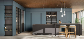 È realizzata su un progetto personalizzato, nei materiali e nelle dimensioni, la grande cucina That's Life LP 09 di Copatlife che si apre completamente sulla zona giorno. La grande armadiatura angolare, composta da colonne con le ante in Fenix Blu Shaba, ospita gli elettrodomestici; le due isole, attrezzate con lavello e zona cottura e unite da un piano snack, hanno le ante delle basi in rovere spazzolato nella finitura Lavagna. Prezzo su progetto. https://www.copatlife.it È realizzata su un progetto personalizzato, nei materiali e nelle dimensioni, la grande cucina That's Life LP 09 di Copatlife che si apre completamente sulla zona giorno. La grande armadiatura angolare, composta da colonne con le ante in Fenix Blu Shaba, ospita gli elettrodomestici; le due isole, attrezzate con lavello e zona cottura e unite da un piano snack, hanno le ante delle basi in rovere spazzolato nella finitura Lavagna. Prezzo su progetto. https://www.copatlife.it