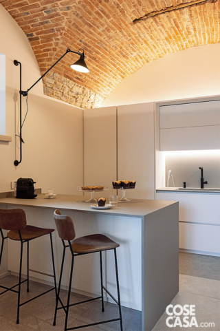 cucina bianca e grigia penisola