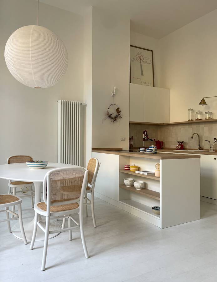 cucina bianca e legno con mensola al posto dei pensili uguale al top