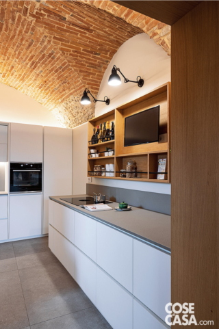 cucina bianca soffitto a volta