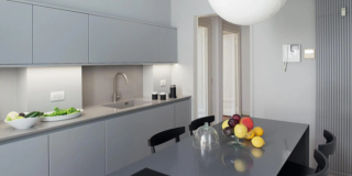 cucina completamente grigia