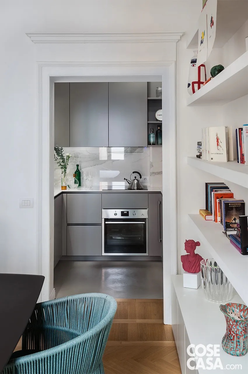 Questa cucina, che è posta in un vano aperto e separato rispetto al soggiorno, è costituita da un mini locale arredato su tre lati con una composizione a U. I mobili sono realizzati in laccato grigio opaco e sono abbinati a piani di lavoro e alzata in gres laminato che imita il marmo lucido. Il grigio è richiamato anche nel pavimento, per il quale è stata scelta una resina dello stesso colore. L'effetto complessivo è di un ambiente curato ed elegante.
Progetto architettonico e disegno arredo Chiara Costa e Claudia Ponti Architetti - Direzione lavori arch. Chiara Costa, Via Giovanni Rasori 9, Milano, Tel. 02/461542 http://www.architetticostaponti.it. Foto Cristina Fiorentini.  Styling Laura Mauceri . Questa cucina, che è posta in un vano aperto e separato rispetto al soggiorno, è costituita da un mini locale arredato su tre lati con una composizione a U. I mobili sono realizzati in laccato grigio opaco e sono abbinati a piani di lavoro e alzata in gres laminato che imita il marmo lucido. Il grigio è richiamato anche nel pavimento, per il quale è stata scelta una resina dello stesso colore. L'effetto complessivo è di un ambiente curato ed elegante.
Progetto architettonico e disegno arredo Chiara Costa e Claudia Ponti Architetti - Direzione lavori arch. Chiara Costa, Via Giovanni Rasori 9, Milano, Tel. 02/461542 http://www.architetticostaponti.it. Foto Cristina Fiorentini.  Styling Laura Mauceri .