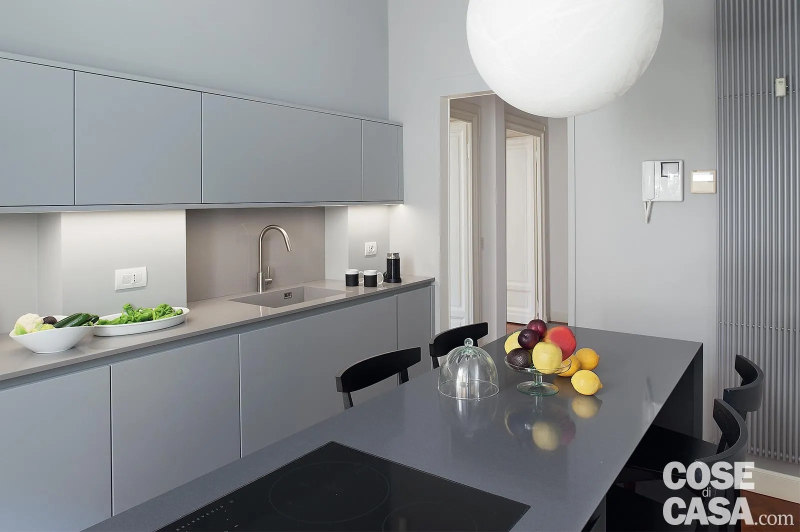 In questa cucina i mobili sono distribuiti sulle due pareti più lunghe dell'ambiente e al centro, dato che lo spazio lo consente, vi è anche un'isola, che include la zona pranzo, dei cassetti contenitori e il piano a induzione. I mobili lungo le pareti sono in laccato grigio chiaro opaco e le basi hanno piano di lavoro e lavello in corian. Fanno pendant con il colore del mobile sia il grigio scuro delle sedie e dell'isola, che è in resina cementizia, mdf e quarzite, sia il grigio delle pareti e del radiatore, per un effetto di grigio totale.
Progetto arch. Claudia Ponti, Milano arch.claudiaponti@libero.it. Foto Cristina Fiorentini. In questa cucina i mobili sono distribuiti sulle due pareti più lunghe dell'ambiente e al centro, dato che lo spazio lo consente, vi è anche un'isola, che include la zona pranzo, dei cassetti contenitori e il piano a induzione. I mobili lungo le pareti sono in laccato grigio chiaro opaco e le basi hanno piano di lavoro e lavello in corian. Fanno pendant con il colore del mobile sia il grigio scuro delle sedie e dell'isola, che è in resina cementizia, mdf e quarzite, sia il grigio delle pareti e del radiatore, per un effetto di grigio totale.
Progetto arch. Claudia Ponti, Milano arch.claudiaponti@libero.it. Foto Cristina Fiorentini.