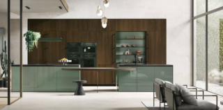 Laccato Timo Lucido per le ante della grande isola doppia della composizione open space Natural di Stosa Cucine: è composta da due elementi, da un lato quello con il lavello e dall'altro quello con la zona cottura entrambi con il top in Neolith Black Obsession Silk, collegati dal piano ovale in Rovere Termocotto. La grande armadiatura a parete è “spezzata” dalla presenza della nicchia con lo schienale verde. Un modulo base da 60 cm, prezzo a partire da 306 euro + Iva. https://www.stosacucine.com
