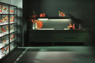 La cucina Frame di Fantin Kitchen è dotata del nuovo top in vetro acidato in tinta e la mensola aspirante firmata Falmec per un raffinato effetto monocromo e una superficie satinata e morbida al tatto, facile da pulire e resistente. I solidi telai in tubo quadro e sempre in vista permettono di disegnare strutture ortogonali realizzate in metallo 100% riciclabile, verniciato esclusivamente con vernici atossiche. Prezzo su richiesta. https://www.fantin.com La cucina Frame di Fantin Kitchen è dotata del nuovo top in vetro acidato in tinta e la mensola aspirante firmata Falmec per un raffinato effetto monocromo e una superficie satinata e morbida al tatto, facile da pulire e resistente. I solidi telai in tubo quadro e sempre in vista permettono di disegnare strutture ortogonali realizzate in metallo 100% riciclabile, verniciato esclusivamente con vernici atossiche. Prezzo su richiesta. https://www.fantin.com