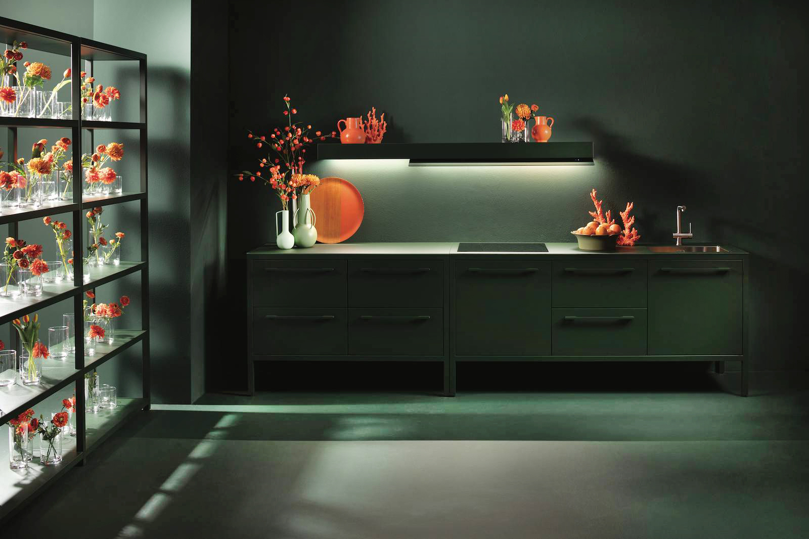 La cucina Frame di Fantin Kitchen è dotata del nuovo top in vetro acidato in tinta e la mensola aspirante firmata Falmec per un raffinato effetto monocromo e una superficie satinata e morbida al tatto, facile da pulire e resistente. I solidi telai in tubo quadro e sempre in vista permettono di disegnare strutture ortogonali realizzate in metallo 100% riciclabile, verniciato esclusivamente con vernici atossiche. Prezzo su richiesta. https://www.fantin.com