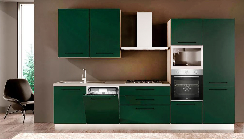 Un'intensa colorazione verde abete per le ante della cucina Noa di Conforama che si sviluppa in linea sulla parete. La composizione con la struttura nella finitura Rovere Grigio include 5 elettrodomestici Beko: piano cottura Inox da 75cm a gas, forno 60 multifunzione Inox, Frigo da 320 lt, microonde inox e lavastoviglie incasso da 60 cm. Misura L 330 cm. Prezzo 2.990 euro (per la composizione base). https://www.conforama.it