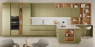 Un'originale sfumatura Verde Foglia per le ante in Laccato Finitura Metallo Liquido della composizione Oyster di Veneta Cucine che si apre completamente sulla zona giorno e che è caratterizzata da un angolo studio laterale. I vani a giorno, con la struttura e gli schienali in Noce Chiaro, “spezzano” la superficie colorata. Prezzo su richiesta. https://www.venetacucine.com