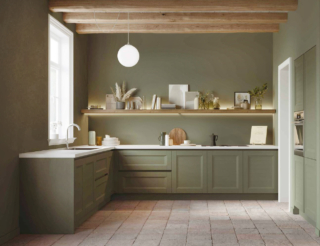 Si ispira alla tradizione la cucina ad angolo Pratica 2414 di La Casa Moderna che è composta da basi e pensili con le ante a telaio in laccato opaco in una delicata tonalità verde salvia coordinata con il colore della parete per un raffinato effetto ton sur ton. Il top è realizzato in laminato bianco in contrasto. Prezzo a partire da 7.450 euro (con kit elettrodomestici, lavello e miscelatore; esclusi cappa, luci e accessori). https://lacasamoderna.com Si ispira alla tradizione la cucina ad angolo Pratica 2414 di La Casa Moderna che è composta da basi e pensili con le ante a telaio in laccato opaco in una delicata tonalità verde salvia coordinata con il colore della parete per un raffinato effetto ton sur ton. Il top è realizzato in laminato bianco in contrasto. Prezzo a partire da 7.450 euro (con kit elettrodomestici, lavello e miscelatore; esclusi cappa, luci e accessori). https://lacasamoderna.com