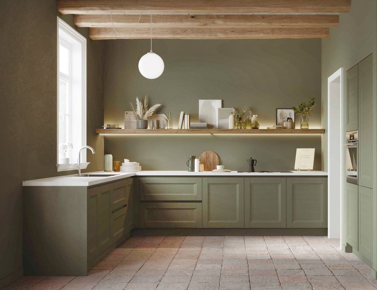 Si ispira alla tradizione la cucina ad angolo Pratica 2414 di La Casa Moderna  che è composta da basi e pensili con le ante a telaio in laccato opaco in una delicata tonalità verde salvia coordinata con il colore della parete per un raffinato effetto ton sur ton. Il top è realizzato in laminato bianco in contrasto. Prezzo a partire da 7.450 euro (con kit elettrodomestici, lavello e miscelatore; esclusi cappa, luci e accessori).  https://lacasamoderna.com