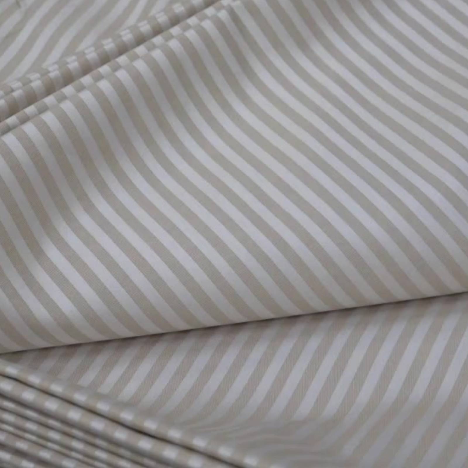 Deluxe di Cassera Casa è una lucente fascia raso tinto filo, per un perfetto lenzuolo copriletto, identico sia fronte che retro. Prezzo matrimoniale da 129 euro. https://www.cotonificiozambaiti.it/ Deluxe di Cassera Casa è una lucente fascia raso tinto filo, per un perfetto lenzuolo copriletto, identico sia fronte che retro. Prezzo matrimoniale da 129 euro. https://www.cotonificiozambaiti.it/