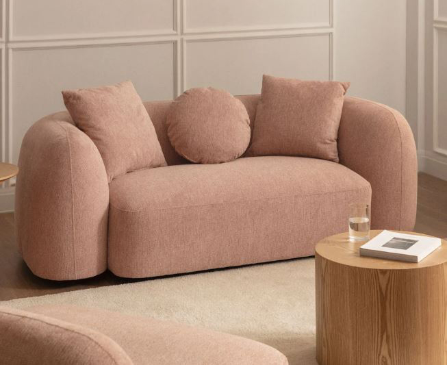 Ha una forma avvolgente e scultorea il divano due posti Coco di Sklum che, grazie anche alla raffinata colorazione Rosa Quarzo del rivestimento in tessuto ciniglia, si trasforma nel protagonista del soggiorno contemporaneo. Il trattamento idrorepellente del rivestimento in poliestere lo rende resistente e pratico. Misura L 190 x P 103 x H 65 cm. Prezzo 579,95 euro. https://www.sklum.com Ha una forma avvolgente e scultorea il divano due posti Coco di Sklum che, grazie anche alla raffinata colorazione Rosa Quarzo del rivestimento in tessuto ciniglia, si trasforma nel protagonista del soggiorno contemporaneo. Il trattamento idrorepellente del rivestimento in poliestere lo rende resistente e pratico. Misura L 190 x P 103 x H 65 cm. Prezzo 579,95 euro. https://www.sklum.com