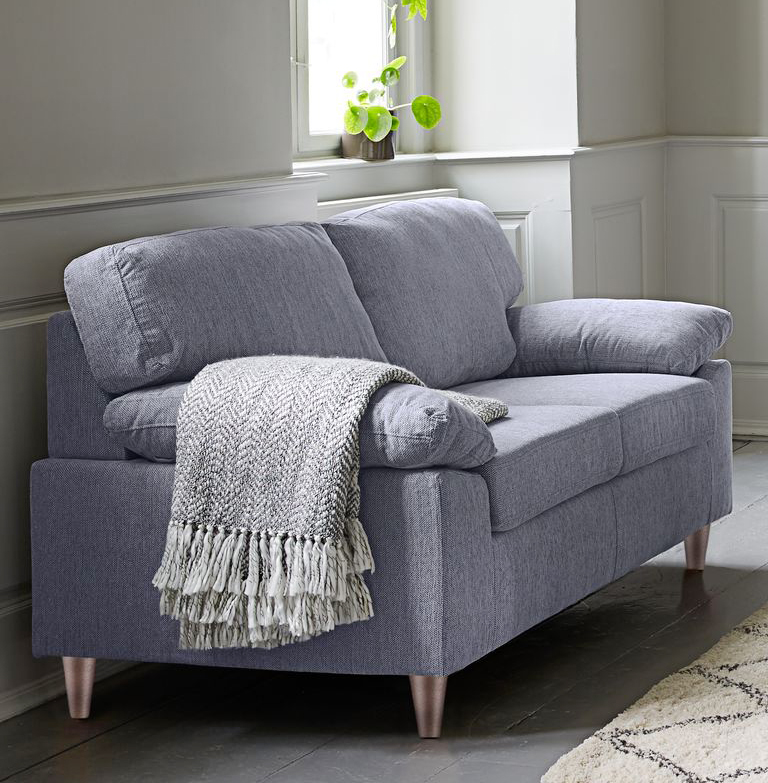 Le dimensioni contenute e la colorazione “neutra” rendono il divano Gedved di Jysk un pezzo facile da collocare. I grandi e morbidi cuscini sono rivestiti in tessuto di poliestere grigio chiaro; i piedi sono realizzati in legno massello. Misura L 154 x P 84 x H 85 cm. Prezzo 399 euro. https://jysk.it Le dimensioni contenute e la colorazione “neutra” rendono il divano Gedved di Jysk un pezzo facile da collocare. I grandi e morbidi cuscini sono rivestiti in tessuto di poliestere grigio chiaro; i piedi sono realizzati in legno massello. Misura L 154 x P 84 x H 85 cm. Prezzo 399 euro. https://jysk.it