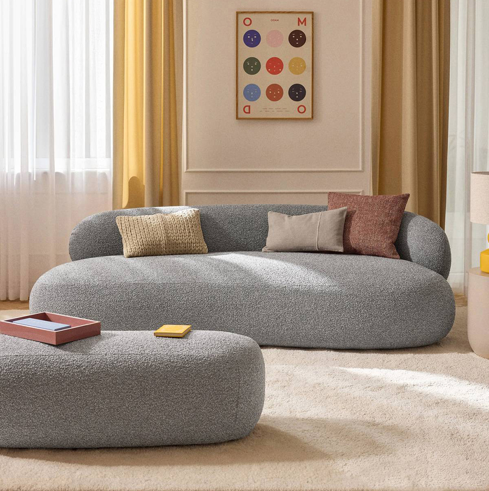 Il divano tre posti Alba di Westwing Collection ha una forma sinuosa e organica, che ricorda quella di un ciottolo levigato dall'acqua. La seduta profonda e il rivestimento, non sfoderabile, in tessuto bouclé grigio lo rendono accogliente e confortevole. Misura L 235 x P 114 x H 69 cm. Prezzo 1.799 euro. https://www.westwing.it Il divano tre posti Alba di Westwing Collection ha una forma sinuosa e organica, che ricorda quella di un ciottolo levigato dall'acqua. La seduta profonda e il rivestimento, non sfoderabile, in tessuto bouclé grigio lo rendono accogliente e confortevole. Misura L 235 x P 114 x H 69 cm. Prezzo 1.799 euro. https://www.westwing.it