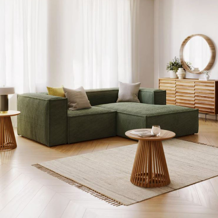 Il divano Blok di Kave Home è dotato di una comoda chaise longue laterale che lo trasforma in una vera e propria “isola relax”. È completamente rivestito in velluto a coste, con cuciture spesse, in un'intensa tonalità di verde che armonizza con gli arredi e il parquet in legno chiaro. Misura L 240 x P  74/174 x H 69 cm. Prezzo 1.665 euro. https://kavehome.com Il divano Blok di Kave Home è dotato di una comoda chaise longue laterale che lo trasforma in una vera e propria “isola relax”. È completamente rivestito in velluto a coste, con cuciture spesse, in un'intensa tonalità di verde che armonizza con gli arredi e il parquet in legno chiaro. Misura L 240 x P  74/174 x H 69 cm. Prezzo 1.665 euro. https://kavehome.com