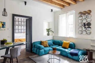 Nel bilocale il passaggio interno tra la zona giorno e la camera è diretto, attraverso una porta bugnata a doppio battente e tramite una finestra interna che si apre dietro il divano. La continuità è sottolineata dal pavimento in parquet prefinito di rovere tinto scuro (ANM Design). Nell’area living che in uno spazio contenuto comprende soggiorno, pranzo e angolo cottura, il grigio scuro e il bianco dominanti sono ravvivati da inserti in tonalità ottanio (il divano) e da dettagli giallo ocra. Le maniglie delle porte interne sono il modello Madeleine di DND.
Foto: Cristina Galliena Bohman – Styling: Laura Mauceri. Progetto architettonico, progetto di interni: bilune studio – interior design e architettura – Silvana Tombini interior designer, piazza Ferrari 22, Rimini Tel. 0541/25600 – http://www.bilune.it – direzione lavori: arch. Stefania Denora, Alzaia Naviglio Pavese 260, Milano. CLicca qui per vedere tutta la casa Nel bilocale il passaggio interno tra la zona giorno e la camera è diretto, attraverso una porta bugnata a doppio battente e tramite una finestra interna che si apre dietro il divano. La continuità è sottolineata dal pavimento in parquet prefinito di rovere tinto scuro (ANM Design). Nell’area living che in uno spazio contenuto comprende soggiorno, pranzo e angolo cottura, il grigio scuro e il bianco dominanti sono ravvivati da inserti in tonalità ottanio (il divano) e da dettagli giallo ocra. Le maniglie delle porte interne sono il modello Madeleine di DND.
Foto: Cristina Galliena Bohman – Styling: Laura Mauceri. Progetto architettonico, progetto di interni: bilune studio – interior design e architettura – Silvana Tombini interior designer, piazza Ferrari 22, Rimini Tel. 0541/25600 – http://www.bilune.it – direzione lavori: arch. Stefania Denora, Alzaia Naviglio Pavese 260, Milano. CLicca qui per vedere tutta la casa