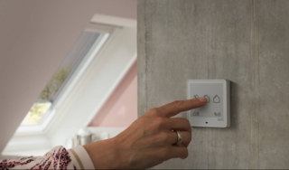 Finestra per tetto Velux XXL: con i sistemi smart VELUX si possono gestire i prodotti in modo semplice ma anche verificare la qualità dell’aria negli ambienti e incrementare il benessere e la salubrità in casa. Bastano una connessione Wi-Fi domestica (non aziendale, hotspot o pubblica), uno smartphone Android o iOS e l'app gratuita VELUX ACTIVE da scaricare sullo smartphone. Finestra per tetto Velux XXL: con i sistemi smart VELUX si possono gestire i prodotti in modo semplice ma anche verificare la qualità dell’aria negli ambienti e incrementare il benessere e la salubrità in casa. Bastano una connessione Wi-Fi domestica (non aziendale, hotspot o pubblica), uno smartphone Android o iOS e l'app gratuita VELUX ACTIVE da scaricare sullo smartphone.