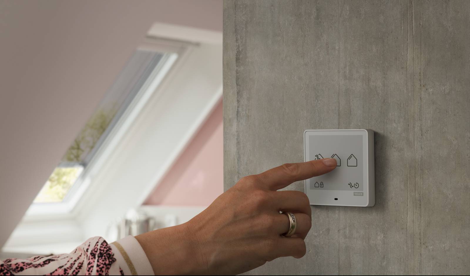Finestra per tetto Velux XXL: con i sistemi smart VELUX si possono gestire i prodotti in modo semplice ma anche verificare la qualità dell’aria negli ambienti e incrementare il benessere e la salubrità in casa. Bastano una connessione Wi-Fi domestica (non aziendale, hotspot o pubblica), uno smartphone Android o iOS e l'app gratuita VELUX ACTIVE da scaricare sullo smartphone.