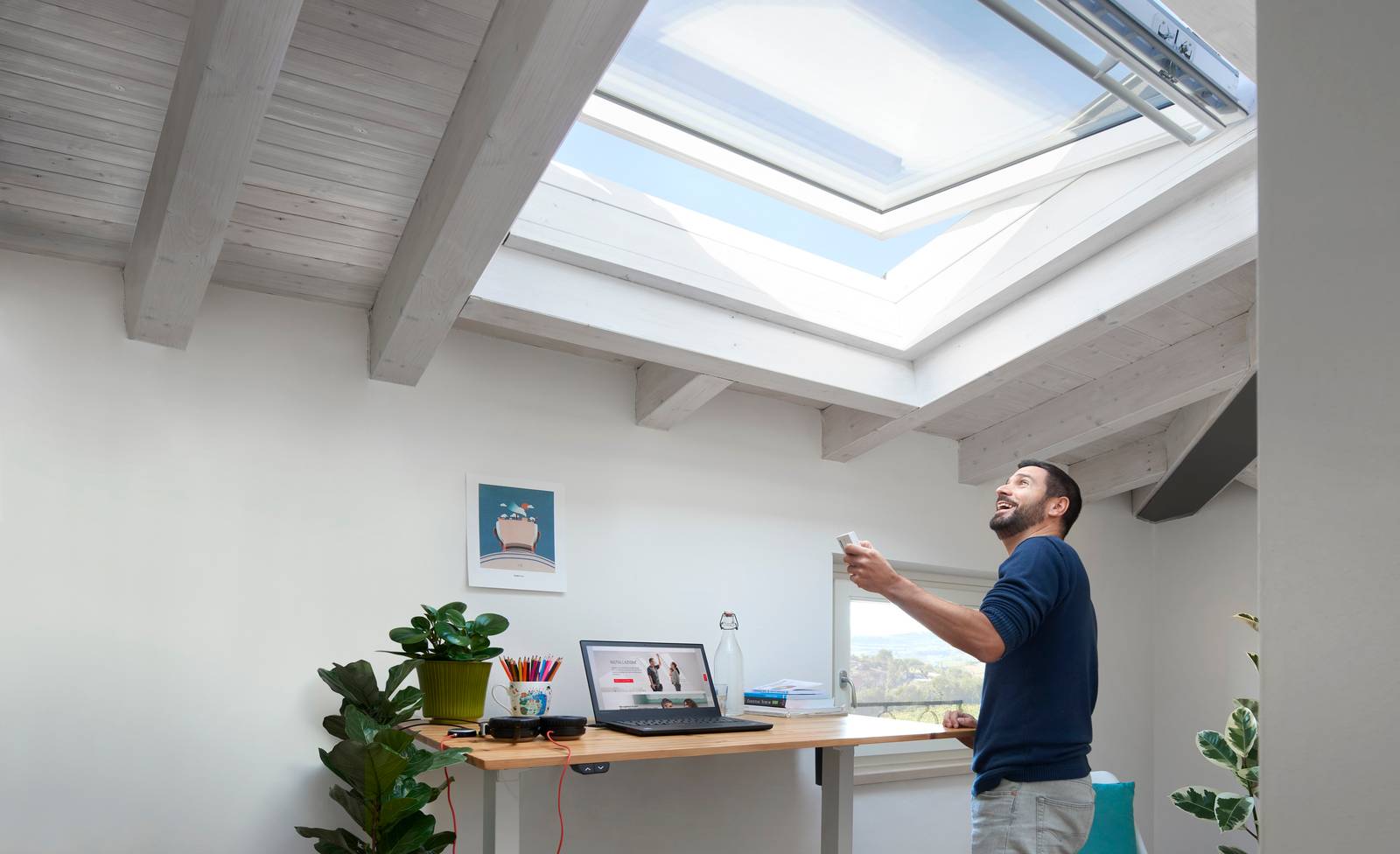 Essere connessi non è più una scelta, ma un’esigenza: i sistemi per la casa smart sono sempre più diffusi e user-friendly e aiutano a ottimizzare la gestione dei prodotti in modo semplice ed efficace. Per questo motivo VELUX ha integrato ai propri prodotti nuove soluzioni e tecnologie che prevedono la connettività come standard, semplificando così la vita delle persone e aumentano la qualità degli spazi in cui si vive e lavora.