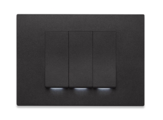 Interruttore serie Linea di Vimar, total look nero fascio luce verticale - In questo percorso di sostenibilità si inserisce la nuova serie Linea, prima al mondo nel suo settore a utilizzare plastiche certificate ISCC PLUS, derivate da fonti rinnovabili e riciclate. Il risultato è una riduzione delle emissioni di CO₂ superiore all’80% rispetto alle plastiche tradizionali, con un risparmio annuo di oltre 500 tonnellate. Interruttore serie Linea di Vimar, total look nero fascio luce verticale - In questo percorso di sostenibilità si inserisce la nuova serie Linea, prima al mondo nel suo settore a utilizzare plastiche certificate ISCC PLUS, derivate da fonti rinnovabili e riciclate. Il risultato è una riduzione delle emissioni di CO₂ superiore all’80% rispetto alle plastiche tradizionali, con un risparmio annuo di oltre 500 tonnellate.