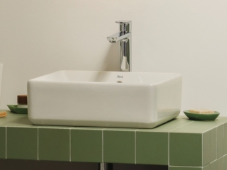 Il piccolo lavabo da appoggio della collezione THE GAP di Roca in ceramica ha finitura bianca. Misura L 39 x P 37 x H 13 cm. Prezzo, Iva esclusa, 146 euro. www.roca.it Il piccolo lavabo da appoggio della collezione THE GAP di Roca in ceramica ha finitura bianca. Misura L 39 x P 37 x H 13 cm. Prezzo, Iva esclusa, 146 euro. www.roca.it