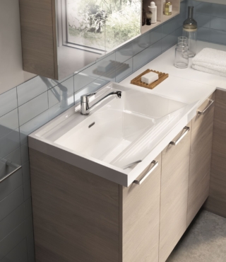 Il bagno di servizio in foto è arredato con la collezione Aquo, integrata con gli elementi lavanderia del progetto Laundry Space di Scavolini. Le basi con ante ed elementi a giorno sono in Decorativo Olmo Jaipur e il top è in laminato bianco. Il lavatoio in appoggio Wave in Mineralmarmo®, con bordo superiore di 6 cm di altezza, ha comoda tavoletta estraibile, la base sottostante è attrezzata con un portadetersivi estraibile. Il lavatoio misura L 70 x P 52 cm. Prezzo su richiesta. www.scavolini.com Il bagno di servizio in foto è arredato con la collezione Aquo, integrata con gli elementi lavanderia del progetto Laundry Space di Scavolini. Le basi con ante ed elementi a giorno sono in Decorativo Olmo Jaipur e il top è in laminato bianco. Il lavatoio in appoggio Wave in Mineralmarmo®, con bordo superiore di 6 cm di altezza, ha comoda tavoletta estraibile, la base sottostante è attrezzata con un portadetersivi estraibile. Il lavatoio misura L 70 x P 52 cm. Prezzo su richiesta. www.scavolini.com