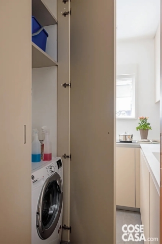 Questo piccolo spazio dedicato alla zona lavanderia è contenuto interamente in un mobile a colonna in laccato beige realizzato su misura, che ospita lavatrice, ripostiglio e ripiani.
Esso è inserito in una cucina luminosa che presenta pareti bianche e pavimento a lastre in gres porcellanato grigio.
L'area di servizio quindi viene schermata in modo intelligente con un mobile di tonalità soft.
Progetto Studiocarta, designer Andrea Villa, architetti Mauro Carta, Silvia Faravelli, via Bolzano 26, Milano Tel. 02/38239040 http://www.maurocarta.com- Foto Cristina Galliena Bohman - Styling Rosaria Sofia Galli Questo piccolo spazio dedicato alla zona lavanderia è contenuto interamente in un mobile a colonna in laccato beige realizzato su misura, che ospita lavatrice, ripostiglio e ripiani.
Esso è inserito in una cucina luminosa che presenta pareti bianche e pavimento a lastre in gres porcellanato grigio.
L'area di servizio quindi viene schermata in modo intelligente con un mobile di tonalità soft.
Progetto Studiocarta, designer Andrea Villa, architetti Mauro Carta, Silvia Faravelli, via Bolzano 26, Milano Tel. 02/38239040 http://www.maurocarta.com- Foto Cristina Galliena Bohman - Styling Rosaria Sofia Galli