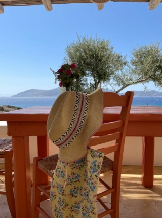 particolare terrazzo vista mare con tavolo e sedie dipinte uguali arancioni_VERIFICARE particolare terrazzo vista mare con tavolo e sedie dipinte uguali arancioni_VERIFICARE