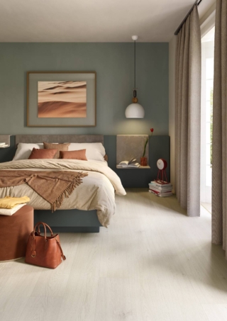 Il pavimento in SPC effetto legno Flow+ di Woodco, in tavole di grande dimensione, XL Wood decoro Ararat, integra l’innovativa tecnologia al laser  Hypermatt Laser Technology, che modifica la microstruttura superficiale per conferire migliori prestazioni estetiche e funzionali. La superficie opaca super realistica ricrea tridimensionalmente le caratteristiche uniche del legno. Misura 180 X 22,86 cm con spessore 6,5 mm. Prezzo al mq 46,20 euro iva inclusa. www.pavimentoflow.it