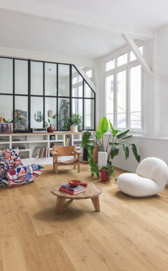 Collezione Bloom, finitura rovere naturale elegante per il pavimento in LVT Alpha Vinyl di Quick-Step. È resistente ad acqua, usura e macchie, ha materassino integrato e si posa a incastro; anche con le serpentine. Misura 149,4 cm x 20,9 cm, spesso 5 mm. Prezzo di listino: 59 euro al mq + Iva. www.quick-step.it[