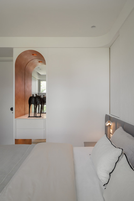 Per nicchia con volta a botte, il prodotto color pesca usato è Marmorino KS di Novacolor: si tratta di un grassello di calce per rasature e finiture a effetto satinato, composto da idrato di calce e sabbie di marmo selezionate. Per nicchia con volta a botte, il prodotto color pesca usato è Marmorino KS di Novacolor: si tratta di un grassello di calce per rasature e finiture a effetto satinato, composto da idrato di calce e sabbie di marmo selezionate.