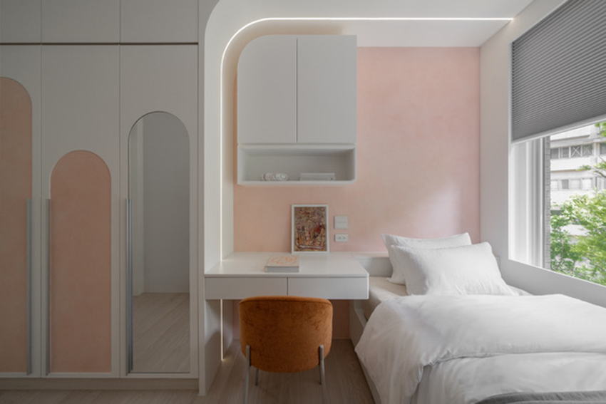 Per la cameretta un tono pesca più chiaro, sempre ottenuto con un prodotto Novacolor, per la parete dietro il letto singolo è richiamato dagli inserti delle ante del mobile. Per la cameretta un tono pesca più chiaro, sempre ottenuto con un prodotto Novacolor, per la parete dietro il letto singolo è richiamato dagli inserti delle ante del mobile.