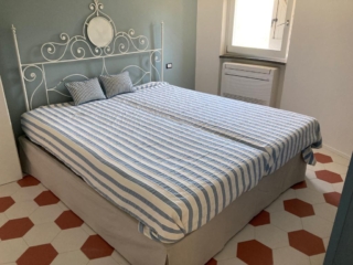 piastrelle colorate e parete azzurra JPG