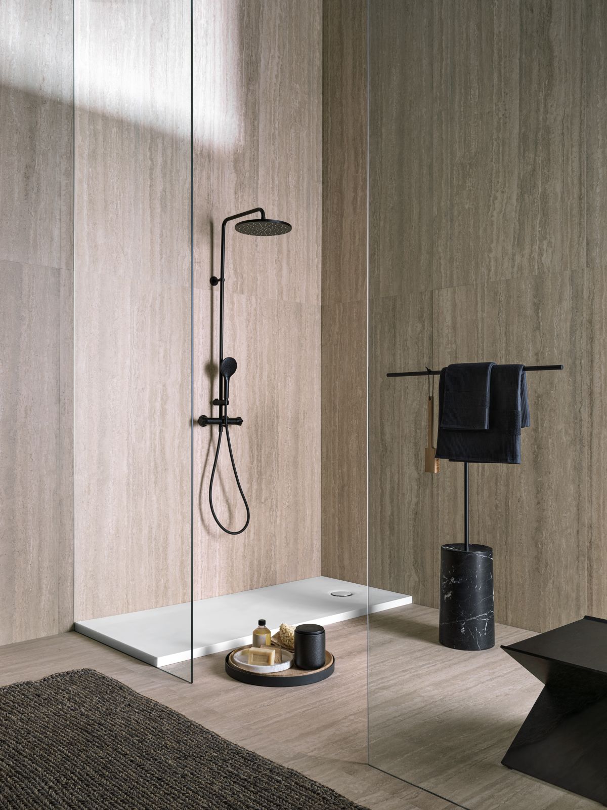 È ideale per l’installazione in appoggio in abbinamento ai box doccia con aperture scorrevoli il piatto doccia Olona di Geberit in resin stone con bordo di soli 4 cm. Disponibile in 25 dimensioni, ha forma quadrata o rettangolare, nella finitura bianco opaco. La copertura del sifone è bianca, con bordino satinato ed è removibile per una facile pulizia. Prezzo su richiesta. www.geberit.it È ideale per l’installazione in appoggio in abbinamento ai box doccia con aperture scorrevoli il piatto doccia Olona di Geberit in resin stone con bordo di soli 4 cm. Disponibile in 25 dimensioni, ha forma quadrata o rettangolare, nella finitura bianco opaco. La copertura del sifone è bianca, con bordino satinato ed è removibile per una facile pulizia. Prezzo su richiesta. www.geberit.it