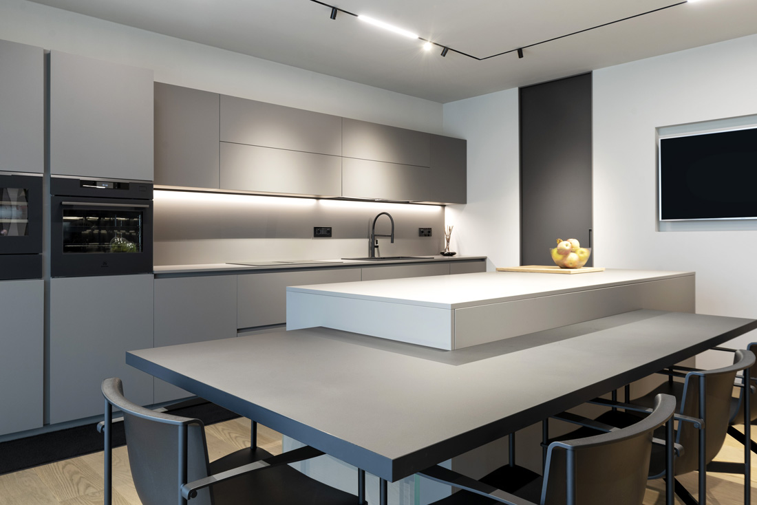 Cucina con placche prese AVE minimaliste in vetro Cucina con placche prese AVE minimaliste in vetro