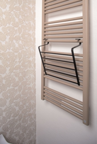 È disponibile in finitura cromo lucido, nero o bianco il portasalviette DRY_1318 di Stilhaus per salviette per termoarredo. Misura L 37 x P 35 x H 15 cm. Prezzo, Iva esclusa, 195 euro. www.stilhaus.it È disponibile in finitura cromo lucido, nero o bianco il portasalviette DRY_1318 di Stilhaus per salviette per termoarredo. Misura L 37 x P 35 x H 15 cm. Prezzo, Iva esclusa, 195 euro. www.stilhaus.it