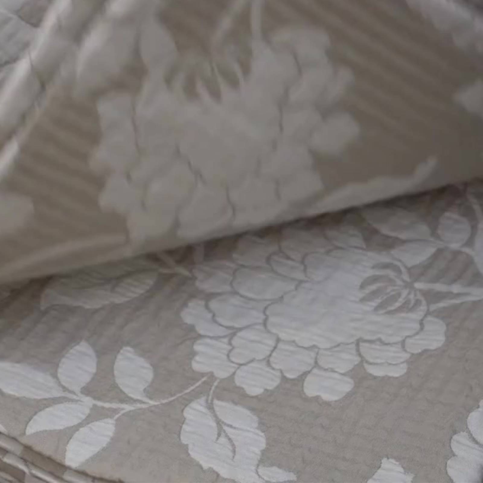 Copriletto Jacquard Regent di Cassera Casa con leggera imbottitura; disponibile in 3 colori e 2 misure 220x270 e 270x270 cm. Prezzo da 137 euro. https://www.cotonificiozambaiti.it/ Copriletto Jacquard Regent di Cassera Casa con leggera imbottitura; disponibile in 3 colori e 2 misure 220x270 e 270x270 cm. Prezzo da 137 euro. https://www.cotonificiozambaiti.it/