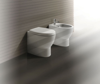 Sono compatti i sanitari della collezione LFT Spazio di Simas, da appoggio o sospesi, disegnata da Terri Pecora. Vaso e bidet nella versione carenata misurano, cadauno, L 34 x P 53 cm. Prezzo del vaso e bidet carenato in finitura bianco lucido, cadauno e Iva esclusa, 461 euro. www.simas.it Sono compatti i sanitari della collezione LFT Spazio di Simas, da appoggio o sospesi, disegnata da Terri Pecora. Vaso e bidet nella versione carenata misurano, cadauno, L 34 x P 53 cm. Prezzo del vaso e bidet carenato in finitura bianco lucido, cadauno e Iva esclusa, 461 euro. www.simas.it