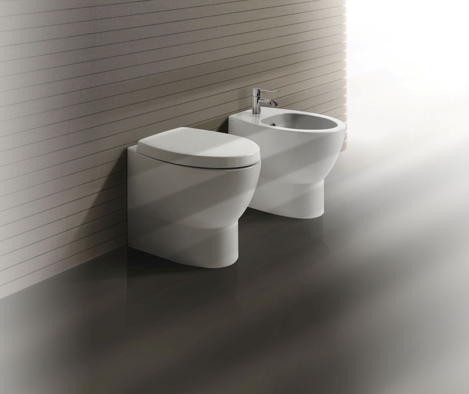 Sono compatti i sanitari della collezione LFT Spazio di Simas, da appoggio o sospesi, disegnata da Terri Pecora. Vaso e bidet nella versione carenata misurano, cadauno, L 34 x P 53 cm. Prezzo del vaso e bidet carenato in finitura bianco lucido, cadauno e Iva esclusa, 461 euro. www.simas.it Sono compatti i sanitari della collezione LFT Spazio di Simas, da appoggio o sospesi, disegnata da Terri Pecora. Vaso e bidet nella versione carenata misurano, cadauno, L 34 x P 53 cm. Prezzo del vaso e bidet carenato in finitura bianco lucido, cadauno e Iva esclusa, 461 euro. www.simas.it