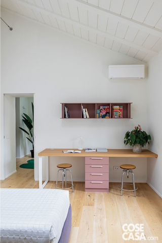 scrivania camera ragazzi con sgabelli