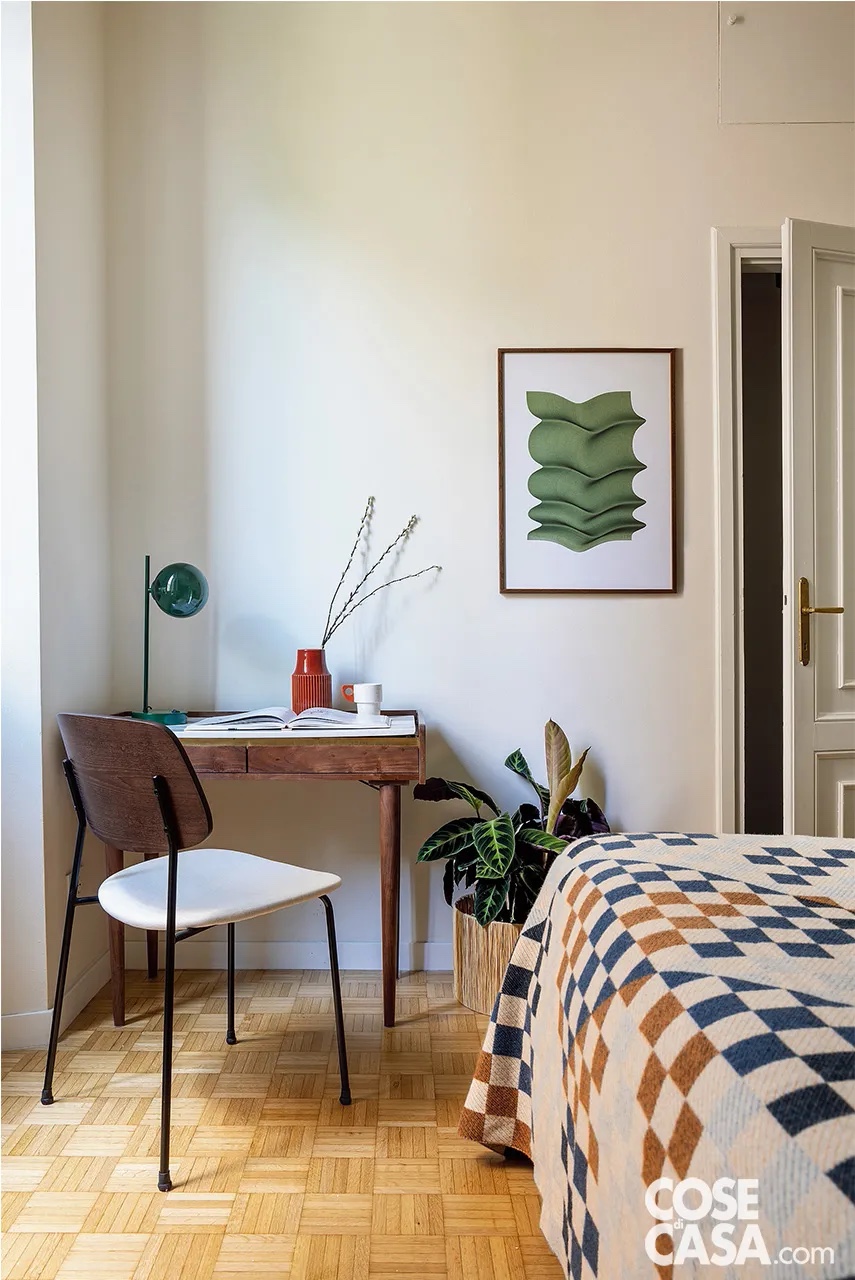 In questa camera da letto classica, è stato posizionato in fondo al letto, in uno spazio di passaggio, un piccolo tavolino in legno massello e con ripiano in marmo bianco, che riceve luce dalla finestra laterale. A completare l'area studio vi sono una sedia e una lampada da tavolo nello stesso stile d'altri tempi. Si tratta di una soluzione di facile realizzazione ma elegante, che ha un minimo ingombro e risulta molto pratica.
Progetto Archventil, Elena Tomlenova Founder & Creative Director, corso San Gottardo 8, Milano, Tel. 02/91943307 http://www.archventil.com - Foto Cristina Galliena Bohman - Styling Deborah Piana Agostinetti e Marta Basalto