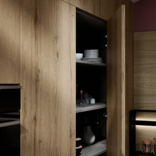 Colonna ad angolo con anta liscia Kalì e mensole interne. Colonna ad angolo con anta liscia Kalì e mensole interne.