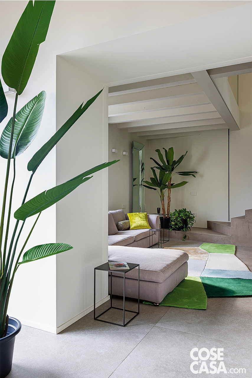 soggiorno con divano grigio ad angolo