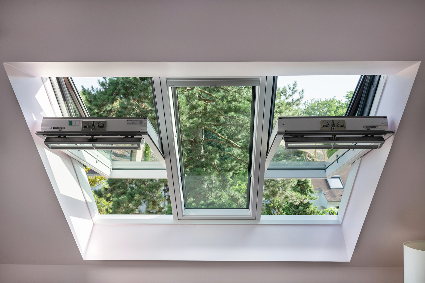 Soluzione VELUX 3in1 è composta da due finestre apribili e un elemento fisso, inseriti in un unico telaio, e consente di risparmiare rispetto all'acquisto di tre finestre di pari dimensioni. Con il suo design elegante e minimale dà nuova vita agli ambienti, inondandoli di luce e regalando un'ampia visuale verso l'esterno. 