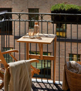 Può trovare posto anche in un mini balcone il tavolino pieghevole Balcony by Cinas in vendita su Westwing: è interamente realizzato in legno di teak che lo rende resistente agli agenti atmosferici. Quando non serve, si ripiega e si ripone facilmente. Misura L P45 x P 49 x H 75 cm. Prezzo 159 euro. https://www.westwing.it Può trovare posto anche in un mini balcone il tavolino pieghevole Balcony by Cinas in vendita su Westwing: è interamente realizzato in legno di teak che lo rende resistente agli agenti atmosferici. Quando non serve, si ripiega e si ripone facilmente. Misura L P45 x P 49 x H 75 cm. Prezzo 159 euro. https://www.westwing.it